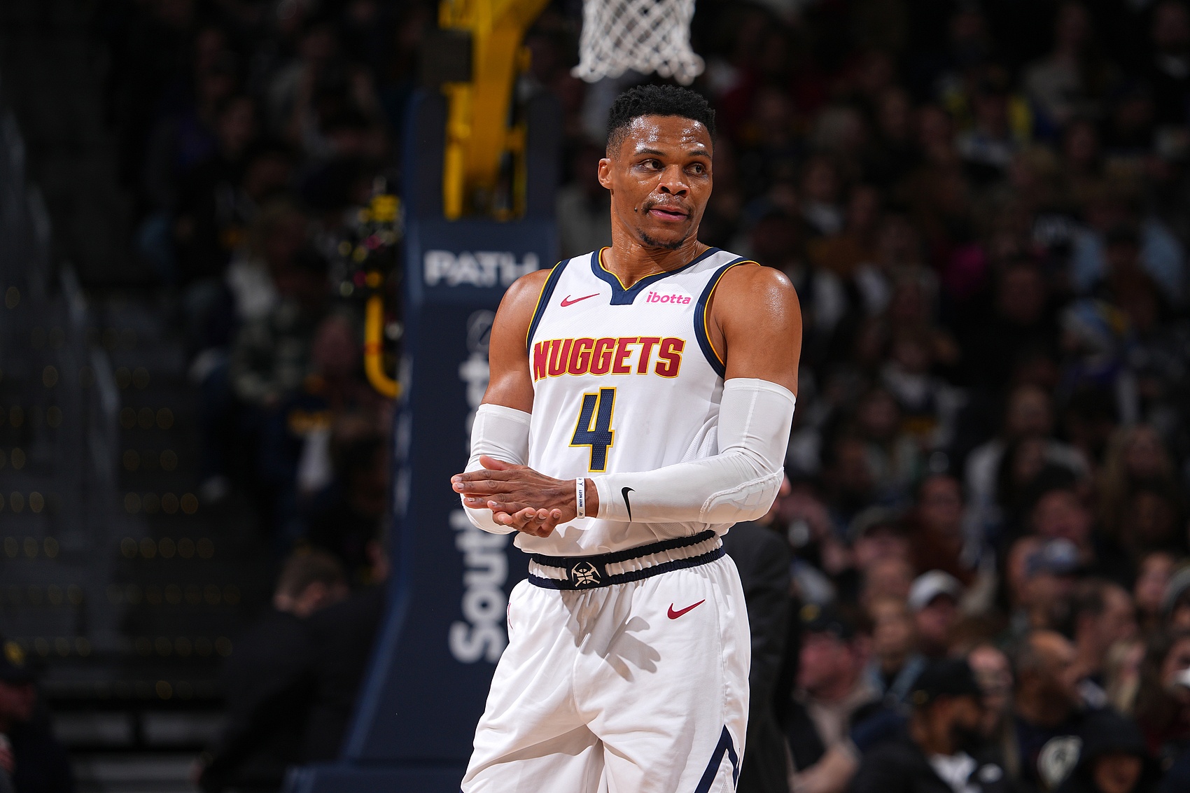 3-2大逆转，AC米兰让二追三+3连胜登顶，27岁替补奇兵10分钟2球（AC米兰3-2逆转翻盘，三连胜登顶，27岁替补10分钟梅开二度）