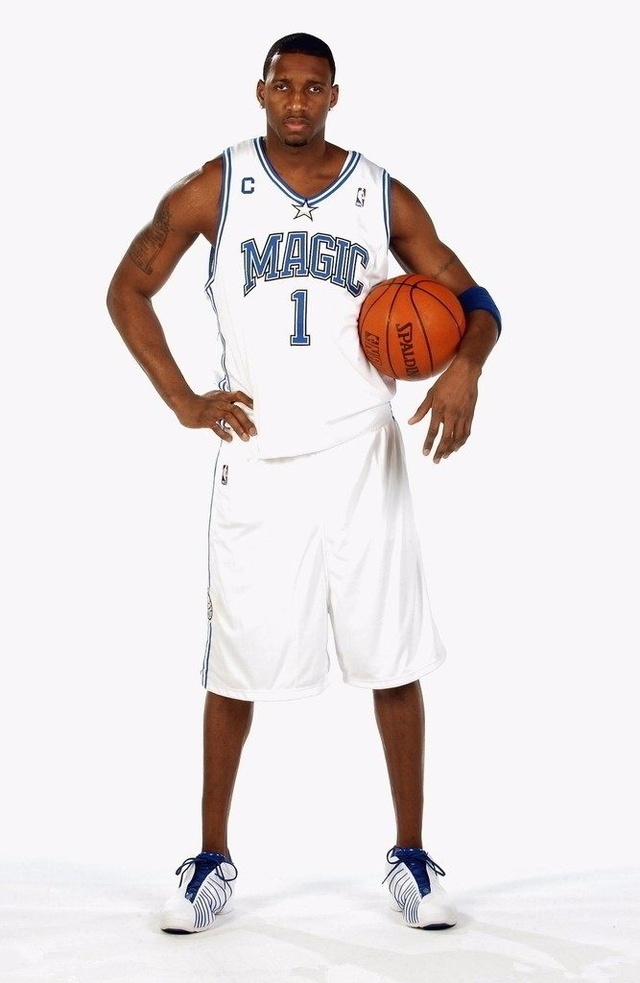 欧文突破防守助攻制胜（欧文突破撕裂防线妙传助队取胜）