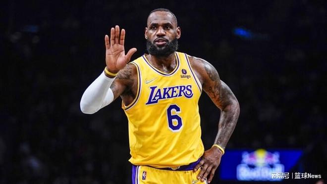 世体：弗里克现场观看加泰罗尼亚比赛，重点关注贝尔纳尔表现（世体：弗里克现身加泰罗尼亚赛场，目光锁定贝尔纳尔）