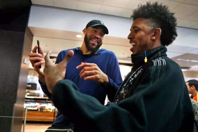 阿劳霍在巴萨已被罚下5次，本世纪仅次于皮克、莫塔和马克斯（阿劳霍在巴萨已5次染红，本世纪仅逊于皮克、莫塔与马克斯）