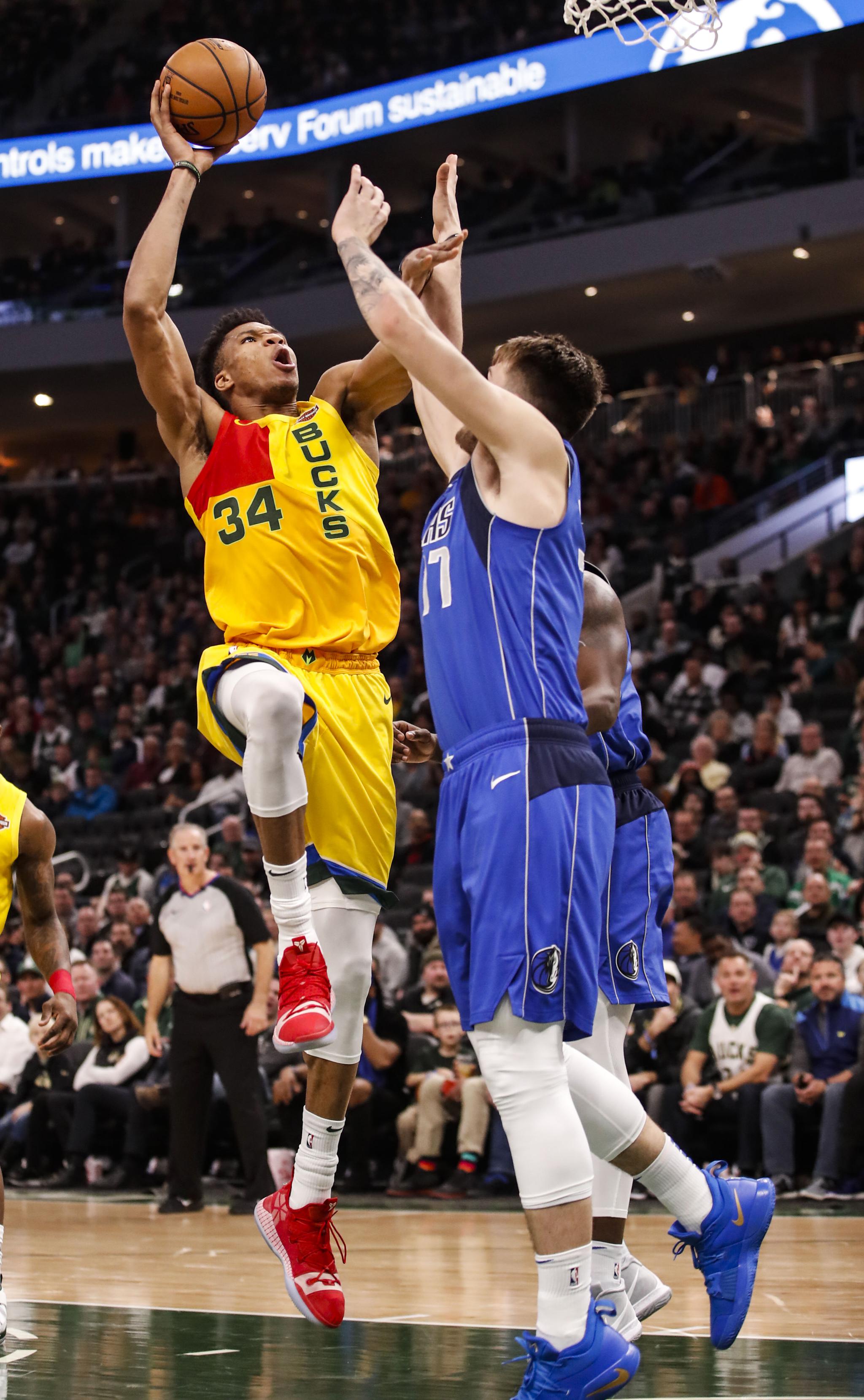 太开心了，马斯切拉诺赛后发布会上遭球员们啤酒浴“突袭”（赛后发布会大欢乐：球员突袭为马斯切拉诺献上啤酒浴）