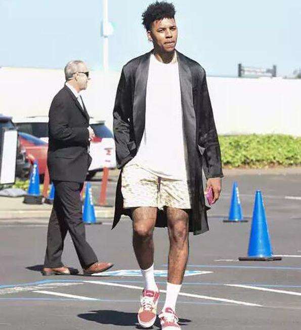 杰伦·约翰逊成老鹰队史常规赛首位单场拿15+15+15球员（队史首人！杰伦·约翰逊常规赛单场15+15+15）